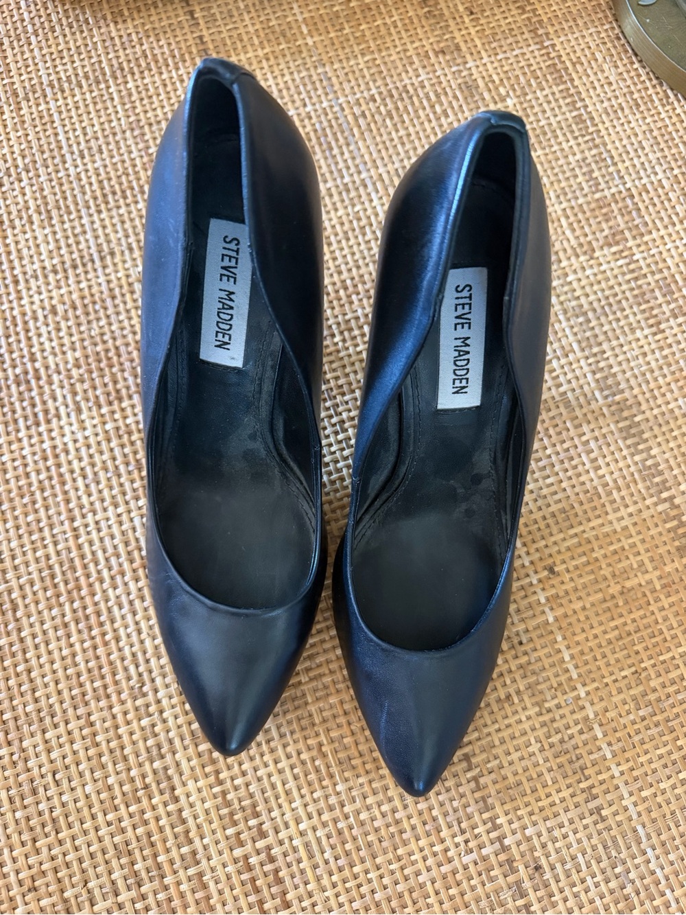 Steve Madden Black Pointed Leather Pumps